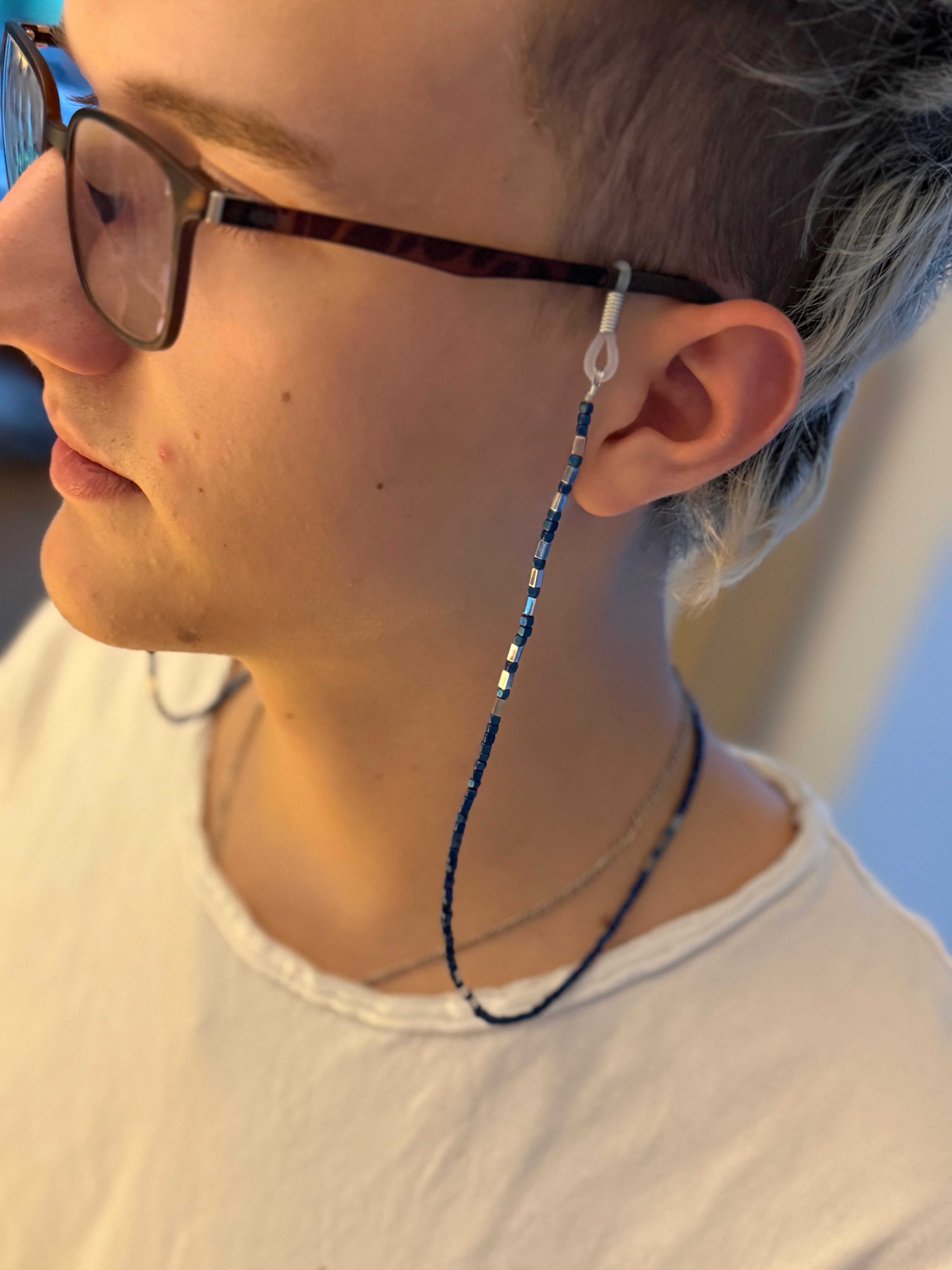 Blaue und silberfarbene Hämatitperlen