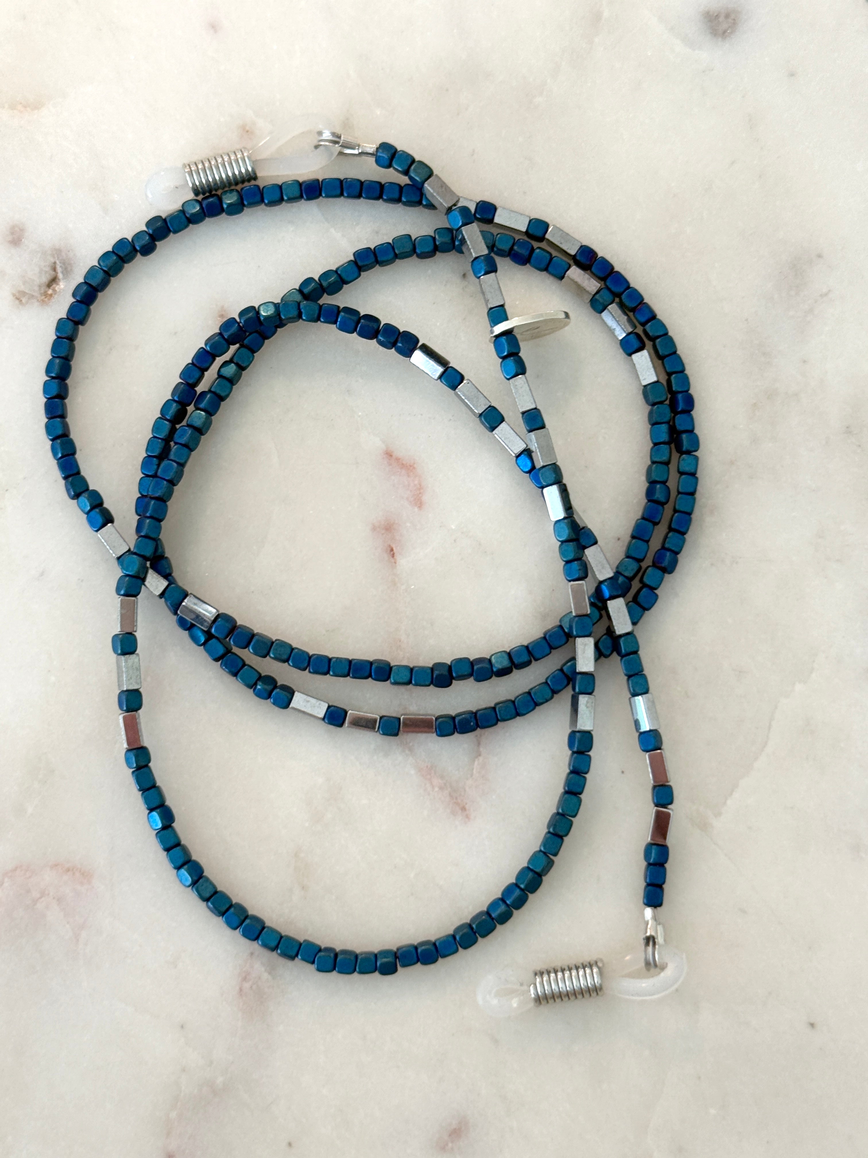 Blaue und silberfarbene Hämatitperlen