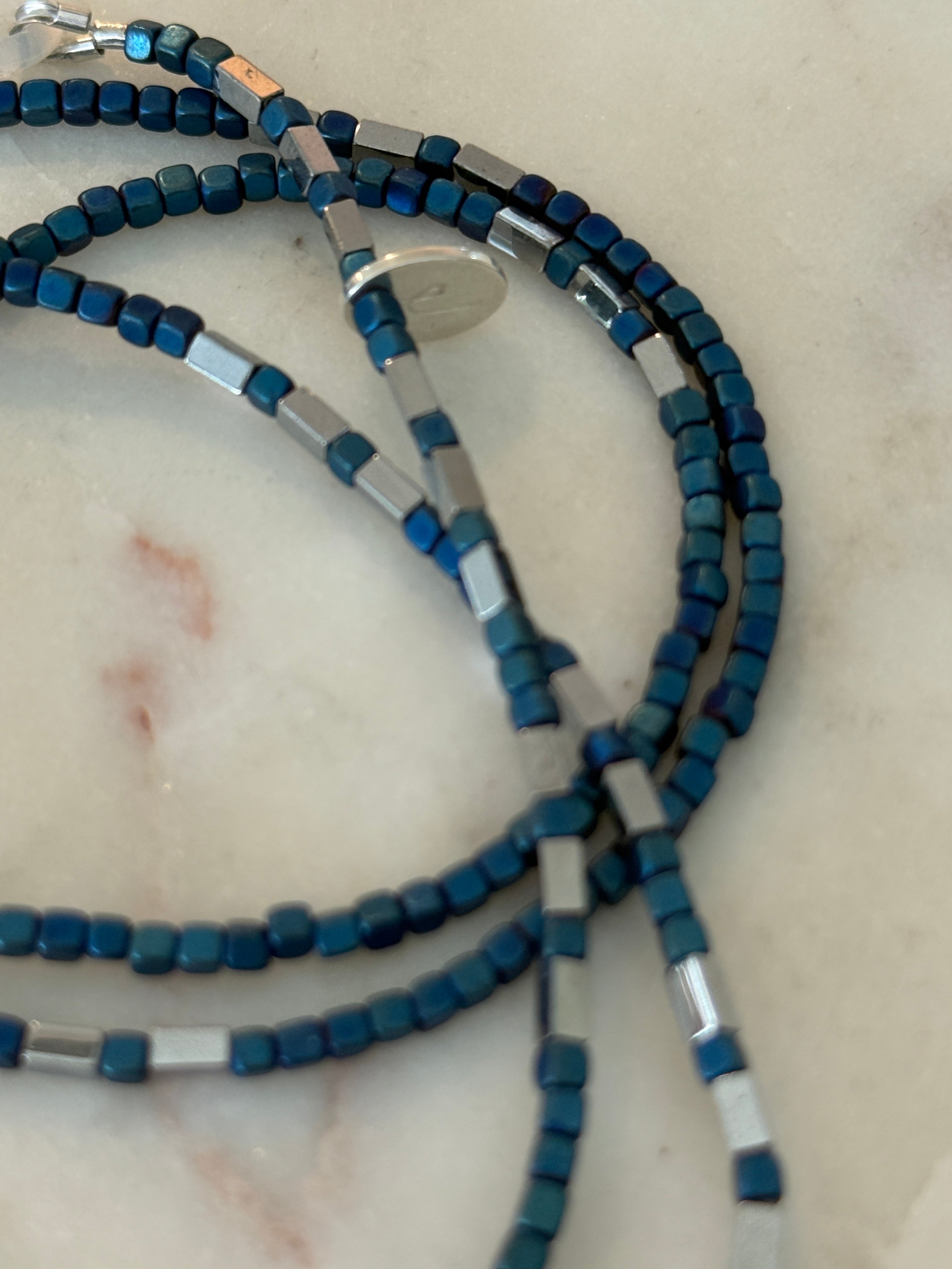 Blaue und silberfarbene Hämatitperlen