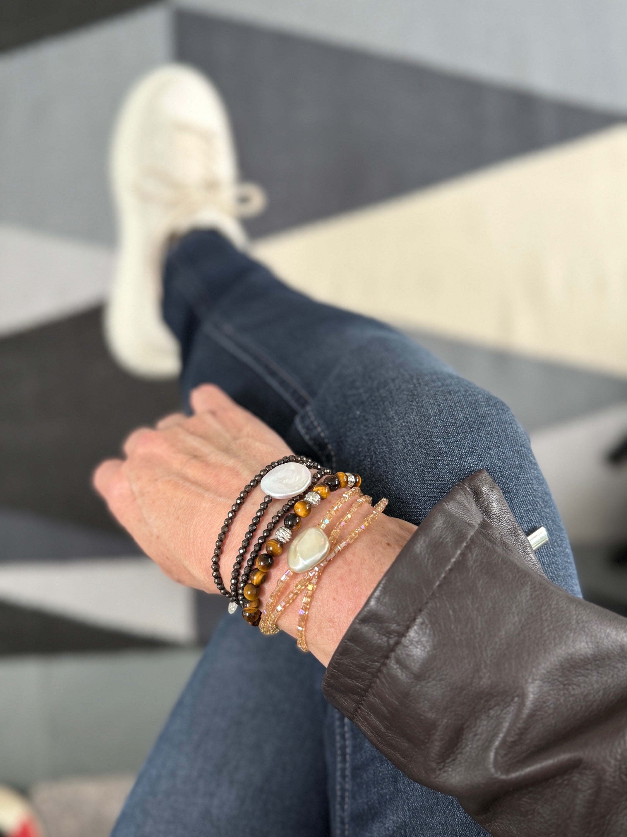 Honiggoldene Glasperlen mit einer perlmuttfarbenen Süßwasserperle