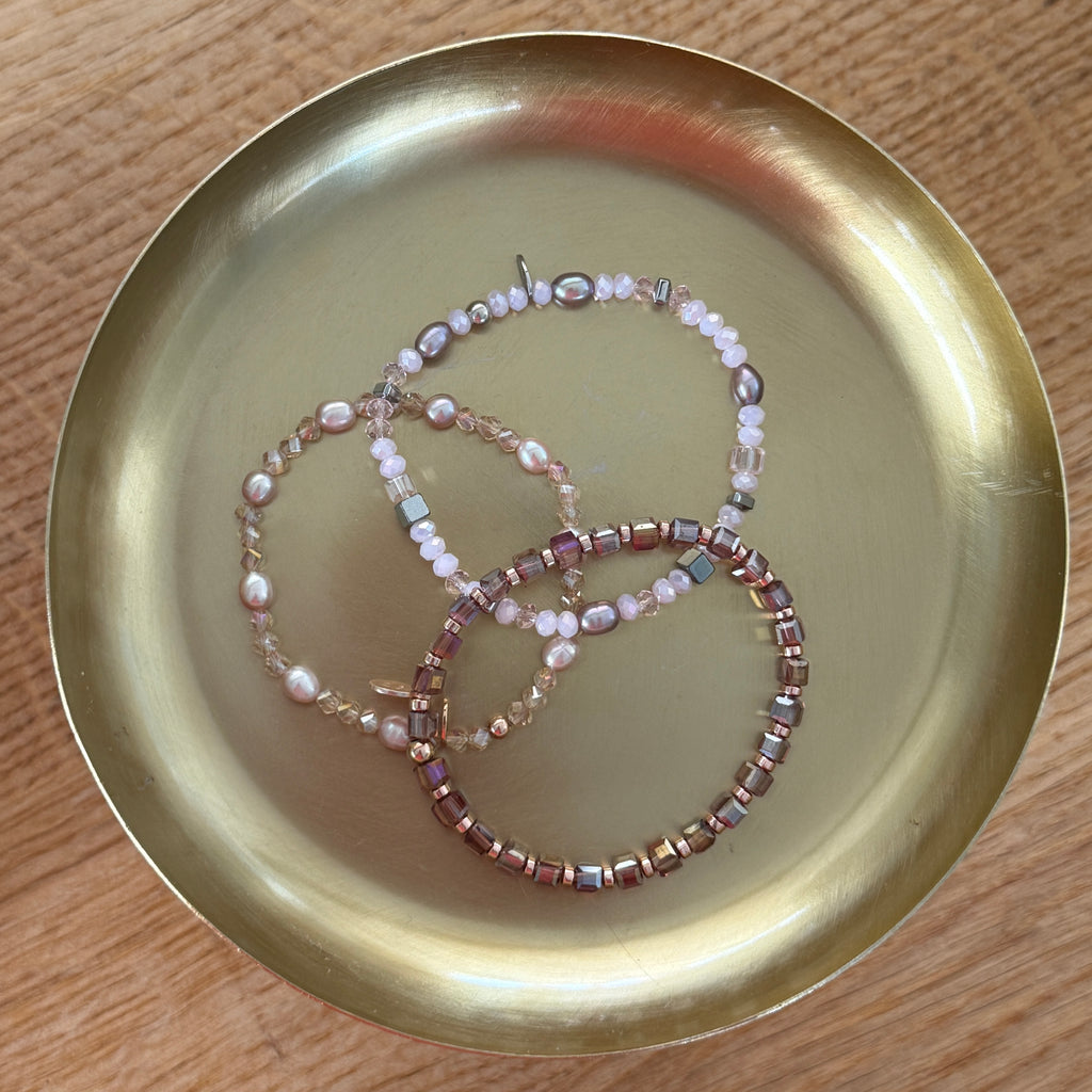Lila-graue Süßwasserperlen, rosa Glasperlen und silberfarbene Hämatite