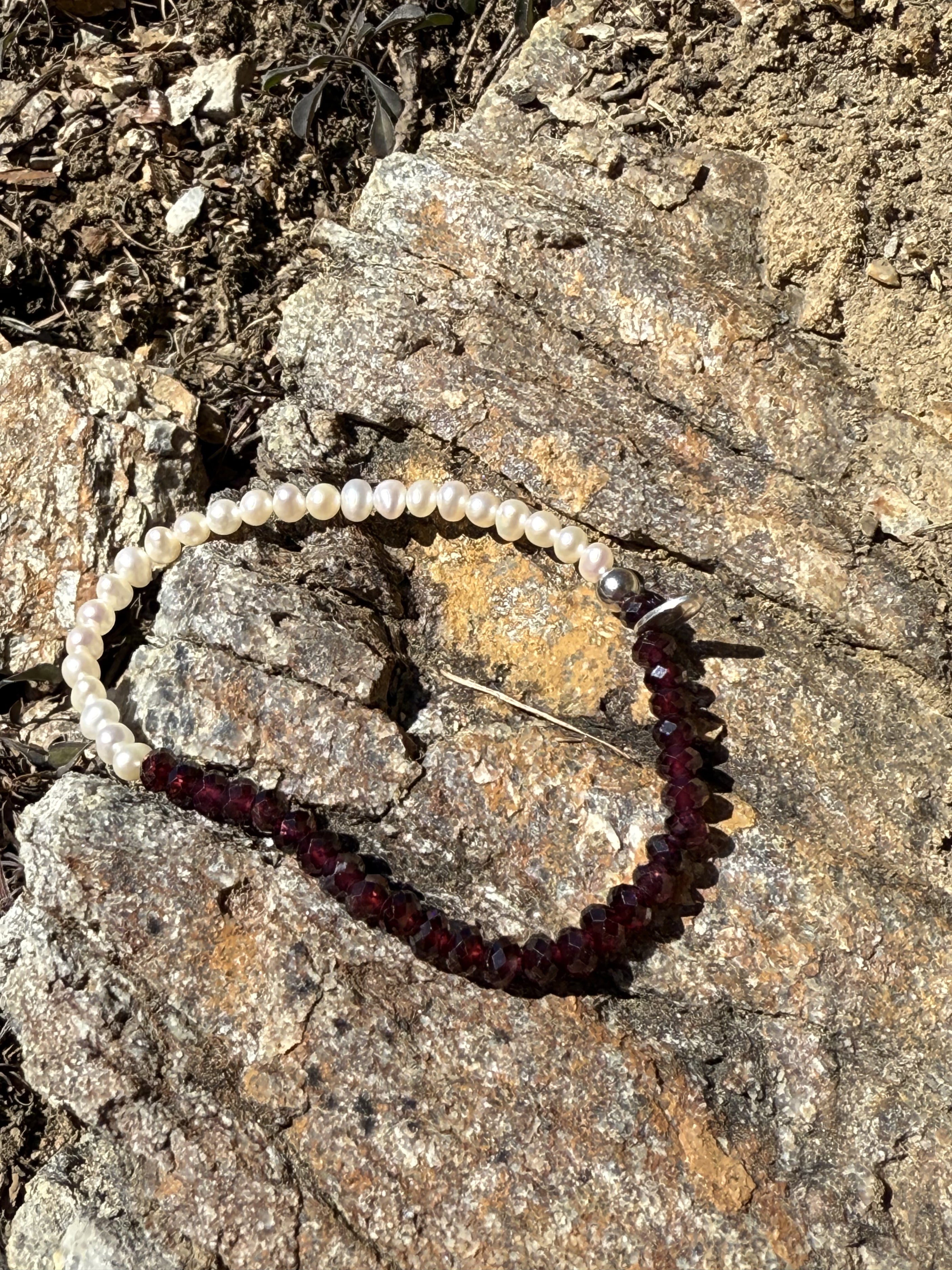 Roter facettierter Granat und Süßwasserperlen