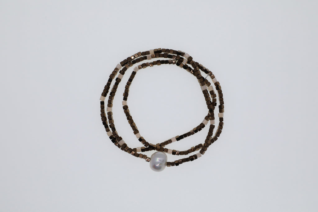 Armband oder Kette Broncefarbene Hämatite, weiße Glasperlen und eine weiße Süßwasserperle