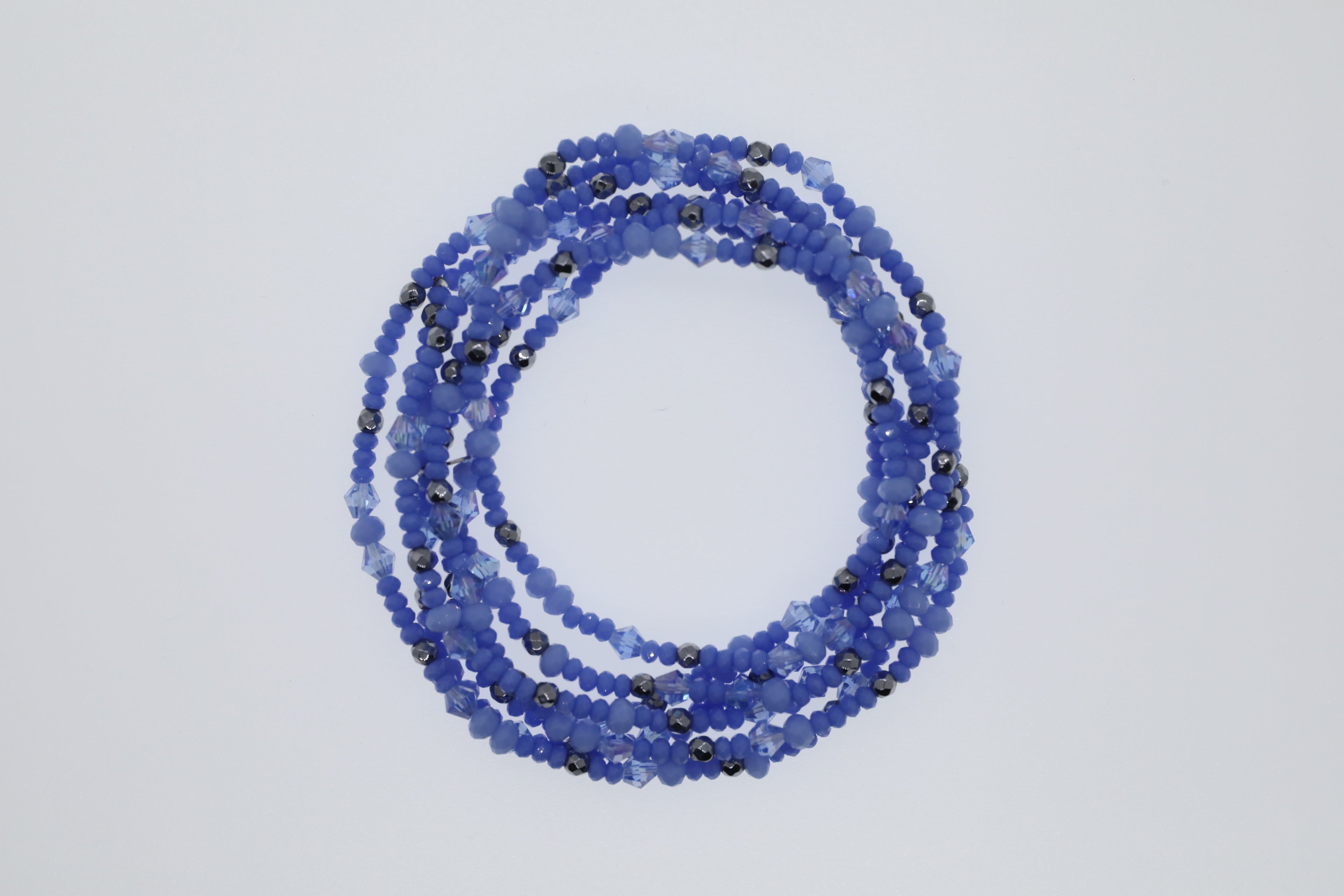 Hellblaue und lavendelblaue Glasperlen mit Hämatiten