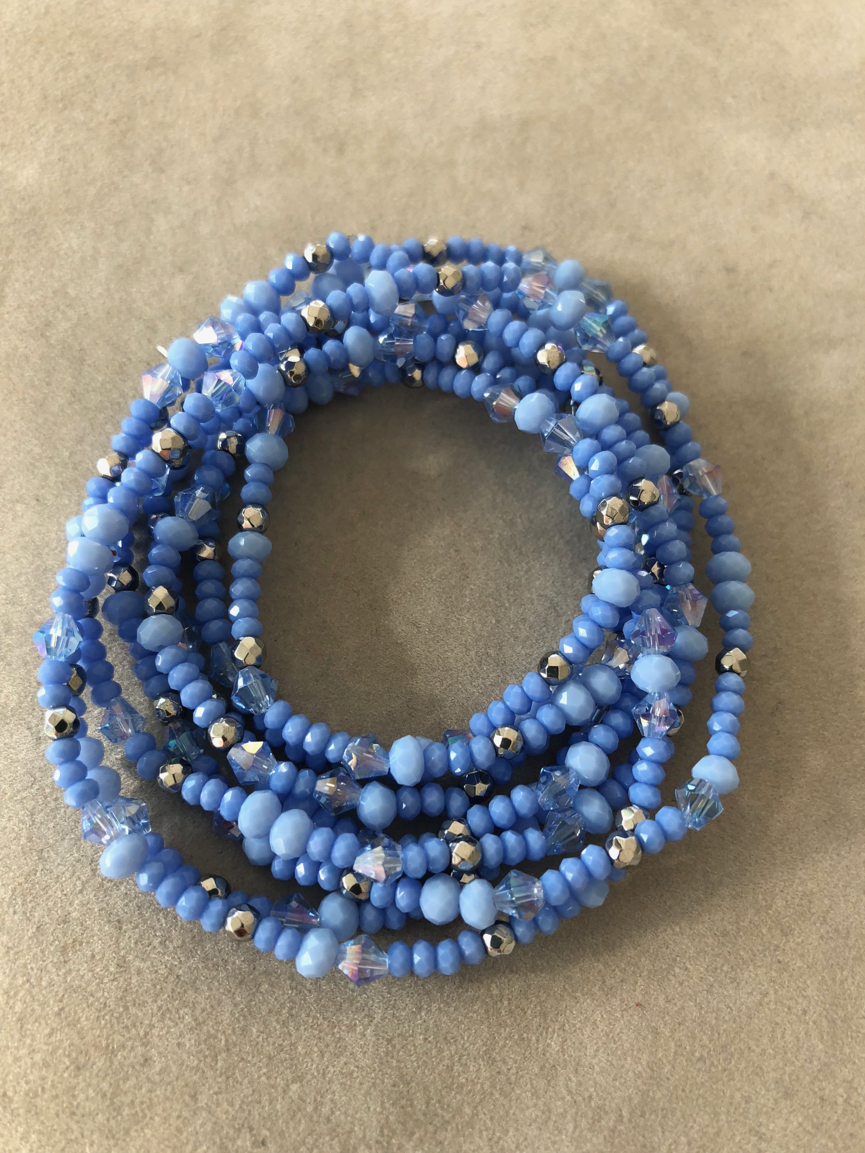 Hellblaue und lavendelblaue Glasperlen mit Hämatiten