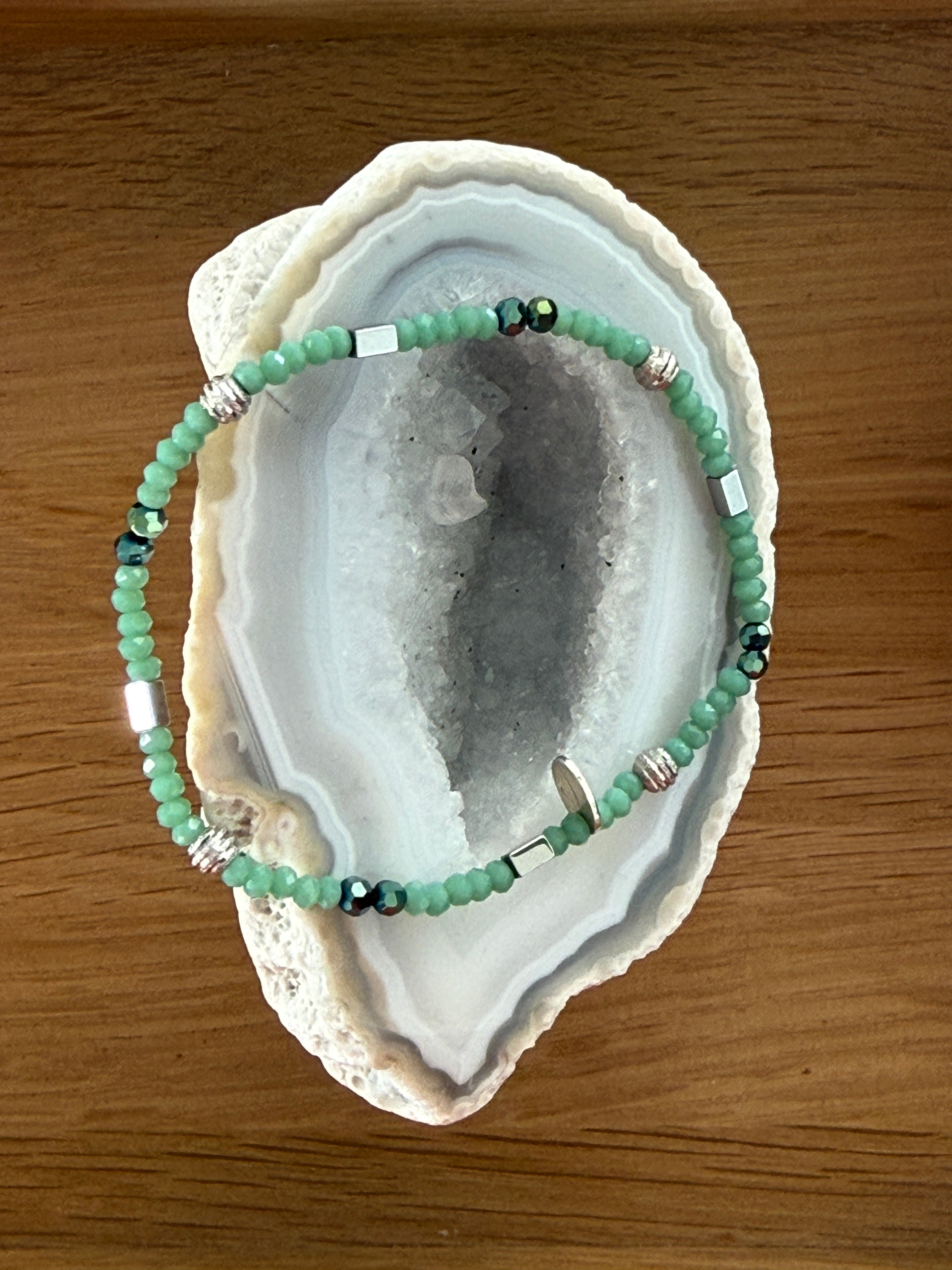 Hell- und dunkelgrüne Glasperlen, silberfarbene Hämatite und eine glitzernde Silberkugeln