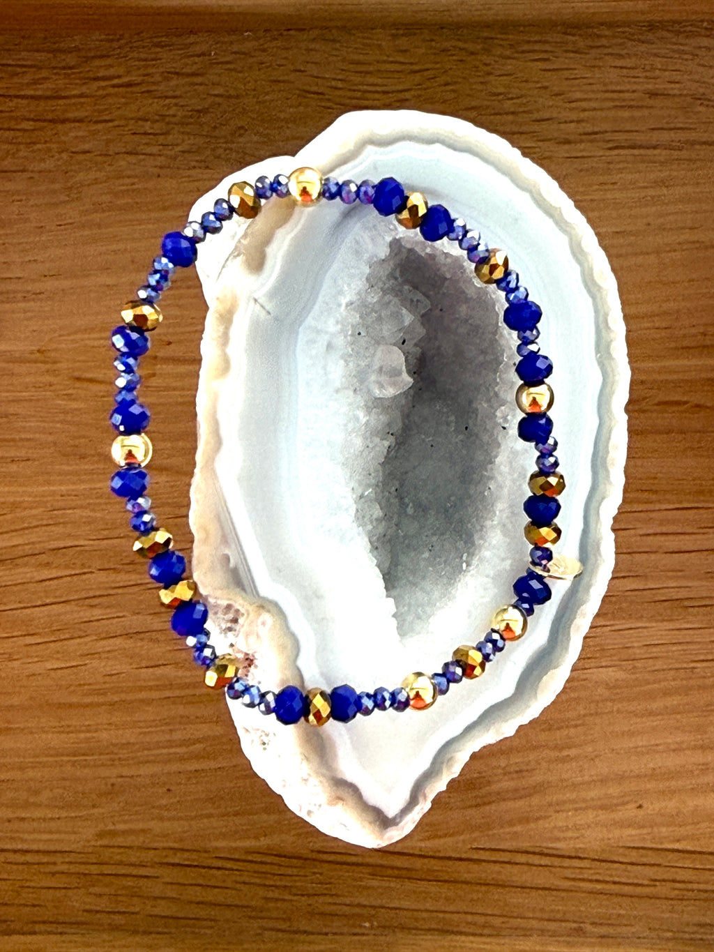 Königsblaue und goldfarbene Glasperlen kombiniert mit goldgelb vergoldeten Silberkugeln