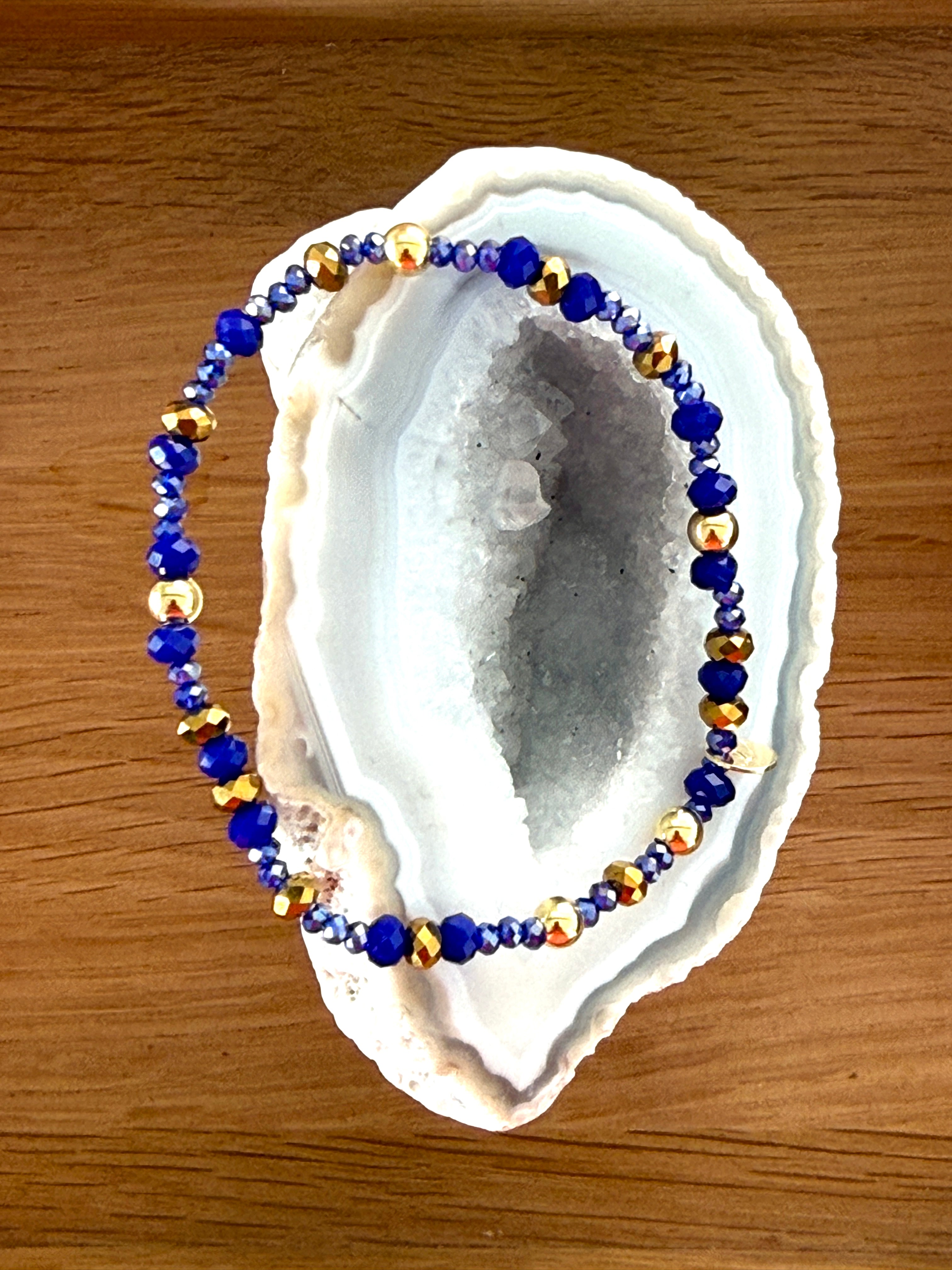Königsblaue und goldfarbene Glasperlen kombiniert mit goldgelb vergoldeten Silberkugeln