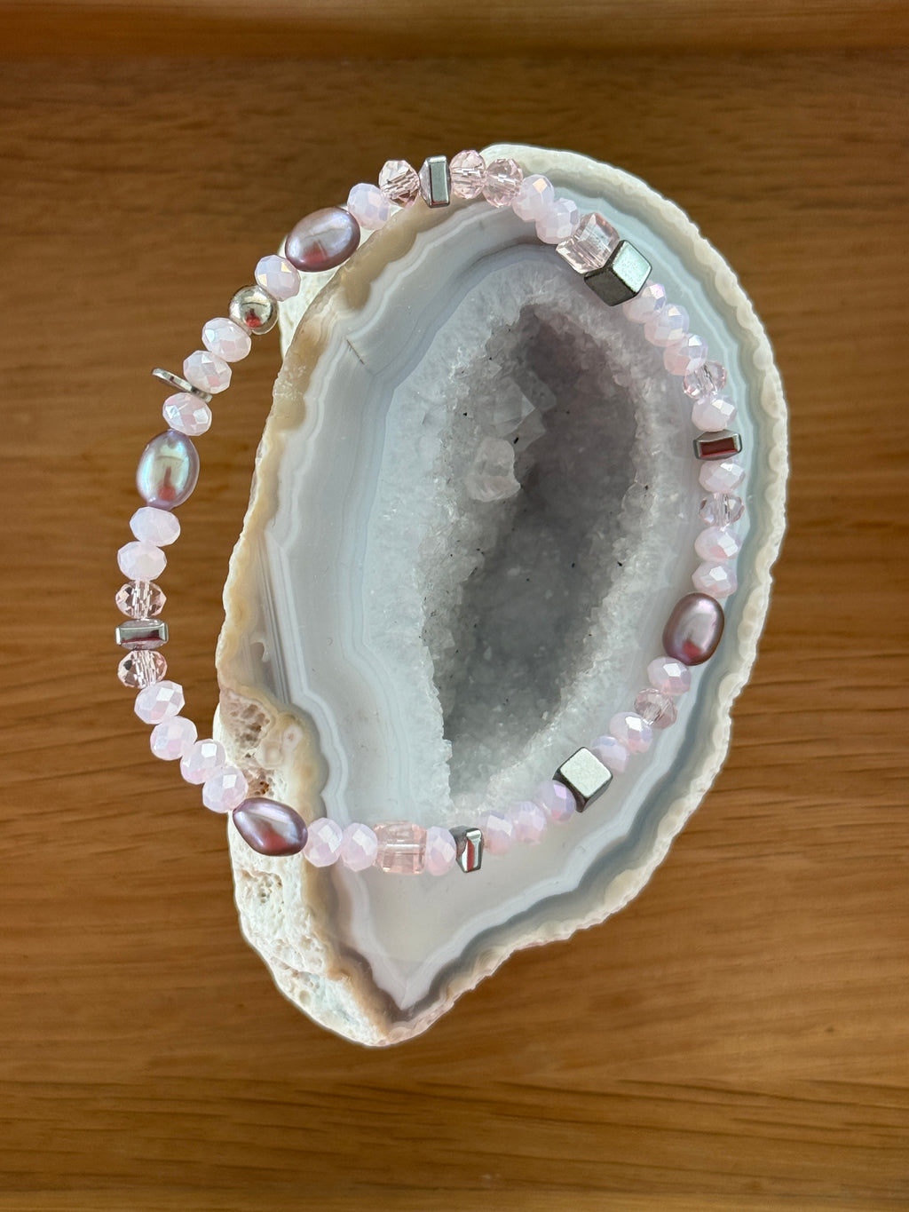 Lila-graue Süßwasserperlen, rosa Glasperlen und silberfarbene Hämatite