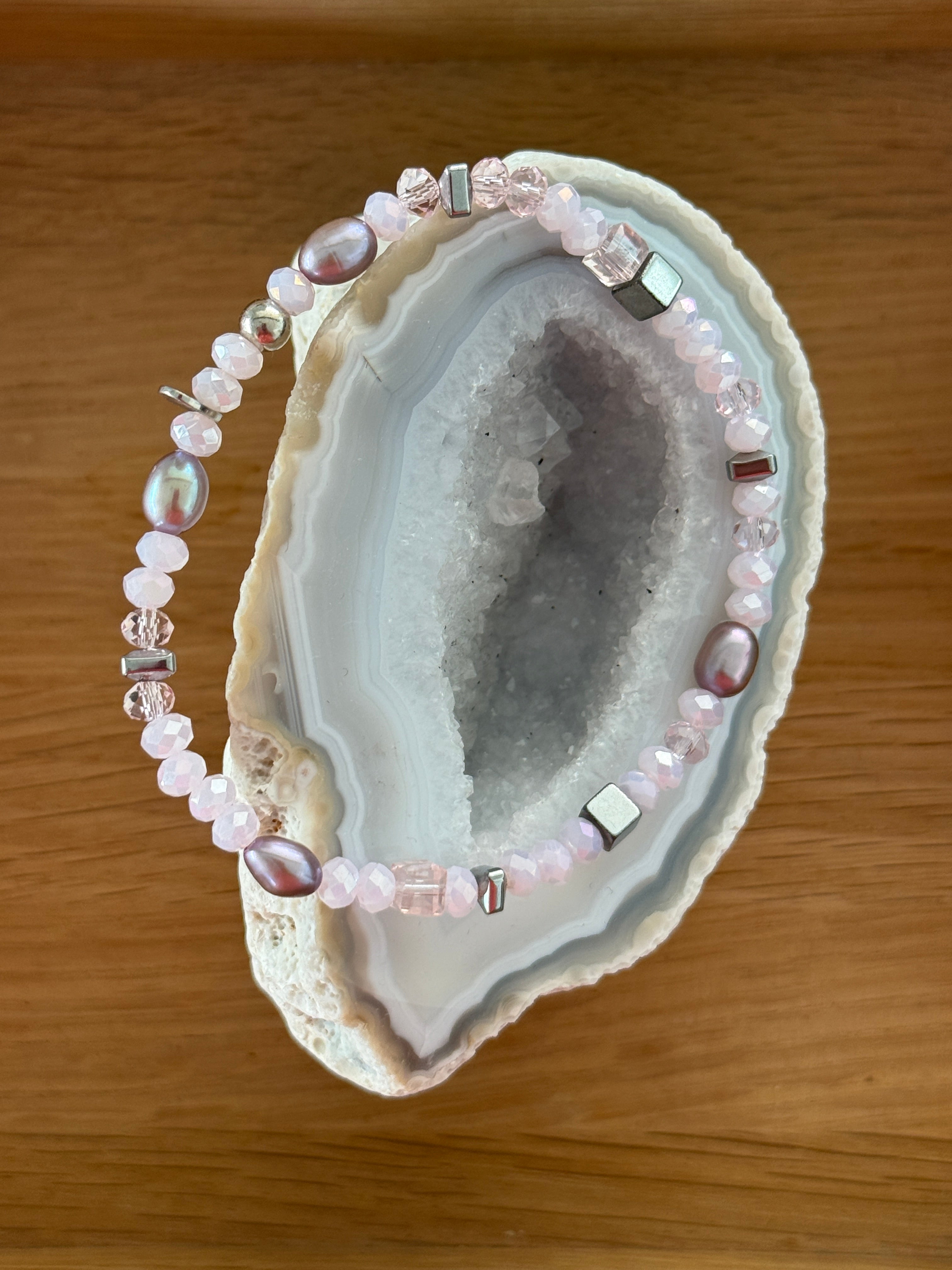 Lila-graue Süßwasserperlen, rosa Glasperlen und silberfarbene Hämatite