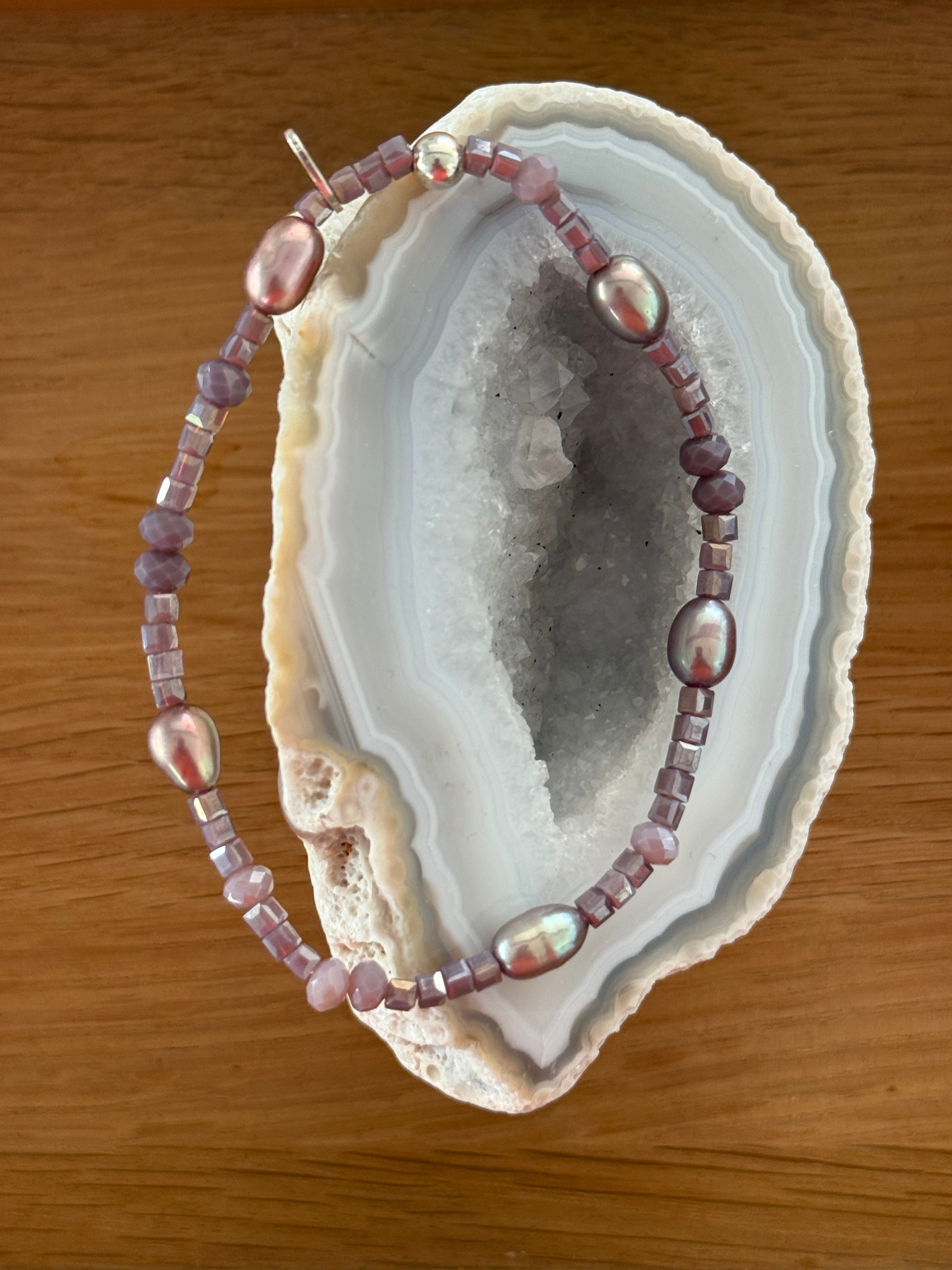 Lila Glasperlen mit silber-lila schimmernden Süßwasserperlen