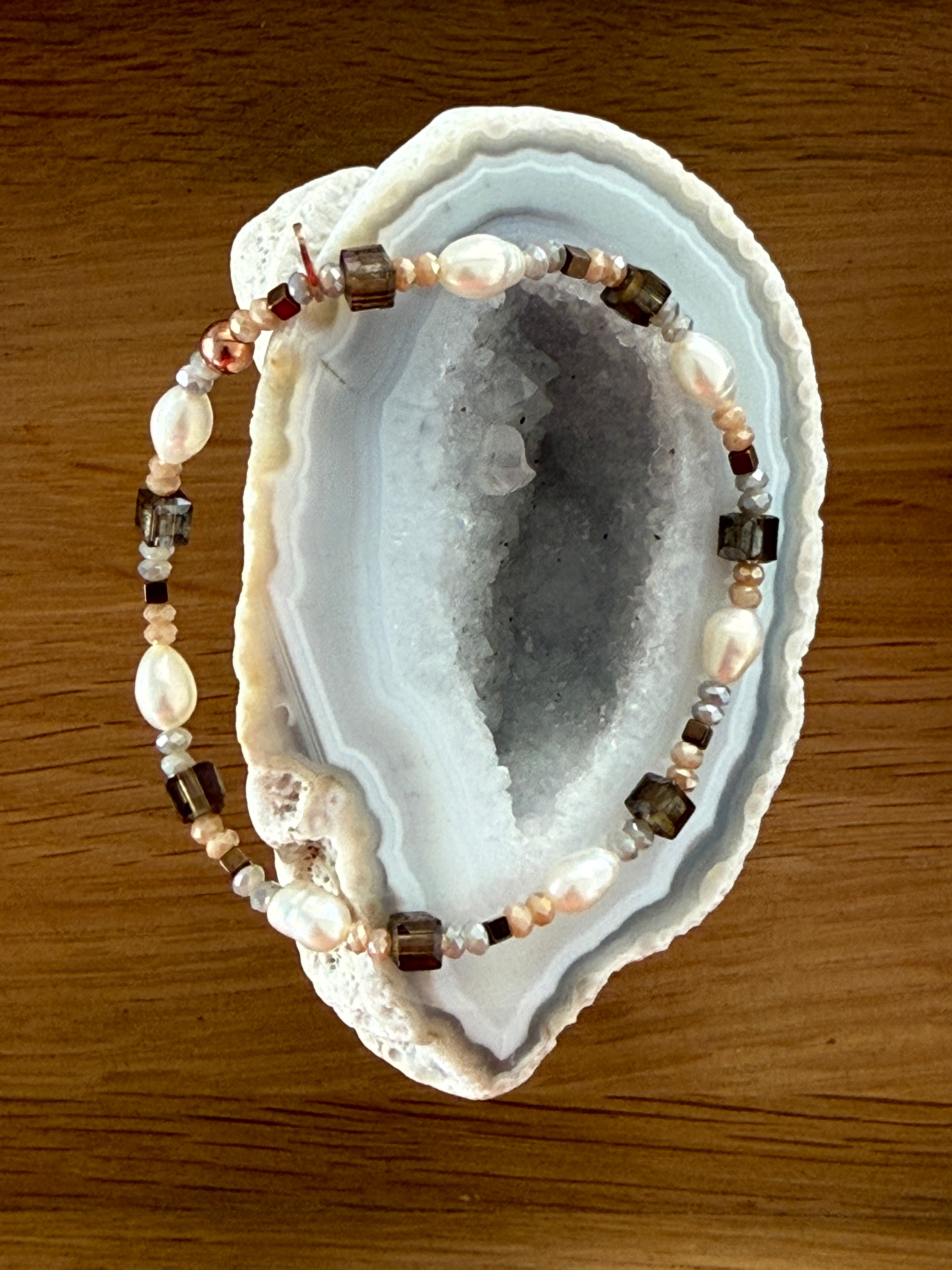 Beige, braune und graue Glasperlen, bronzefarbene Hämatitwürfel, weiße Süßwasserperlen