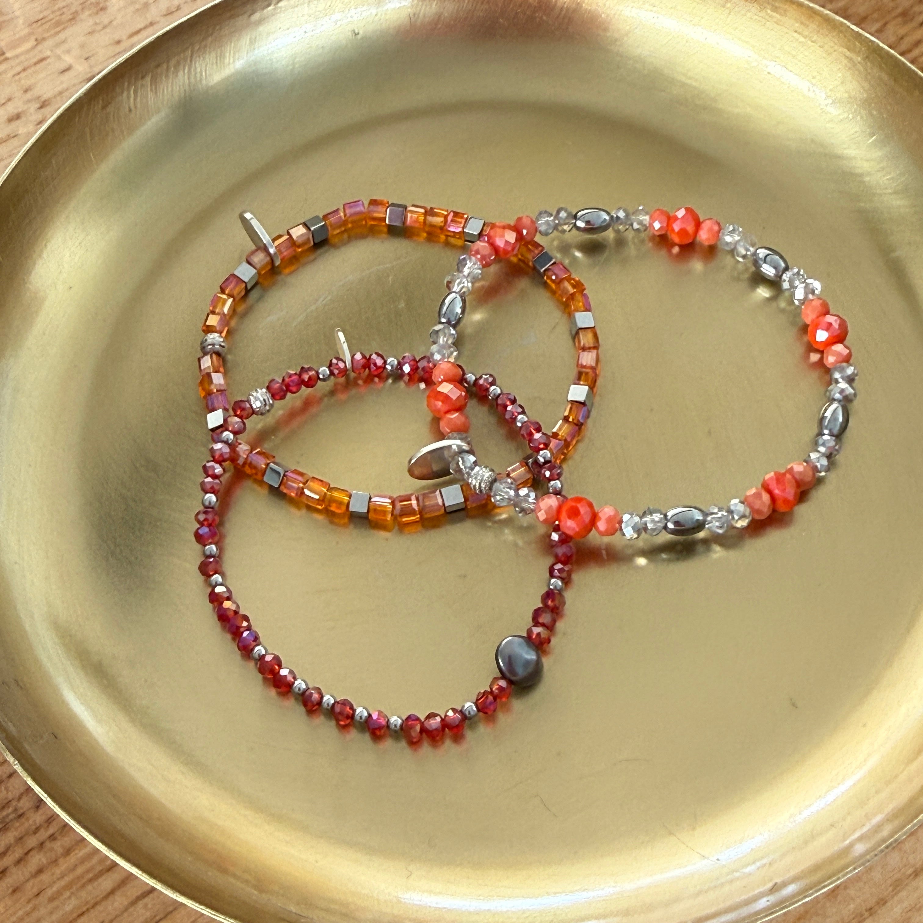 Orange Glasperlen mit silberfarbenen Hämatitwürfeln