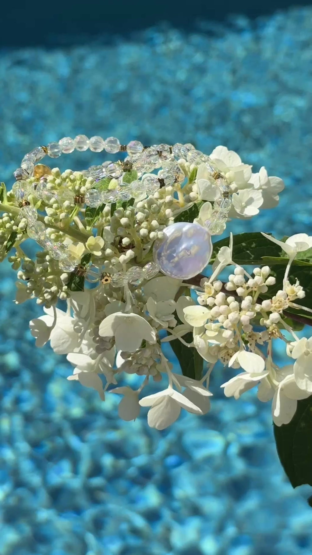 Eine große Süßwasserperle mit Glasperlen in Butteryellow und goldene Hämatitblümchen