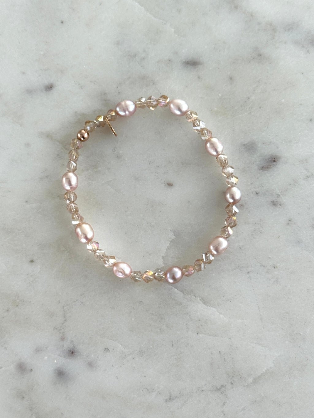 Beige-rosa changierende Glasperlen mit perlmuttfarbenen Süßwasserperlen