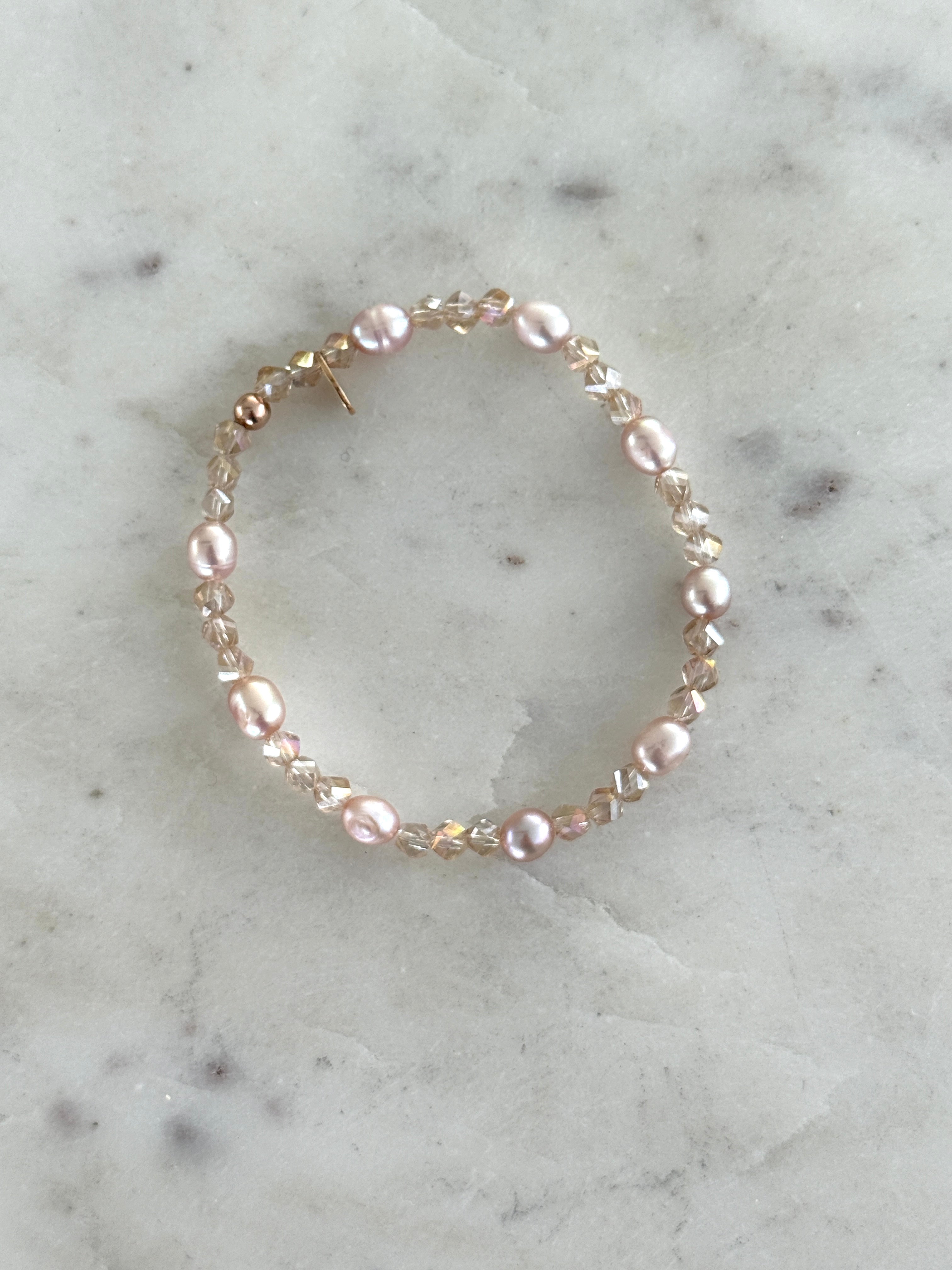Beige-rosa changierende Glasperlen mit perlmuttfarbenen Süßwasserperlen